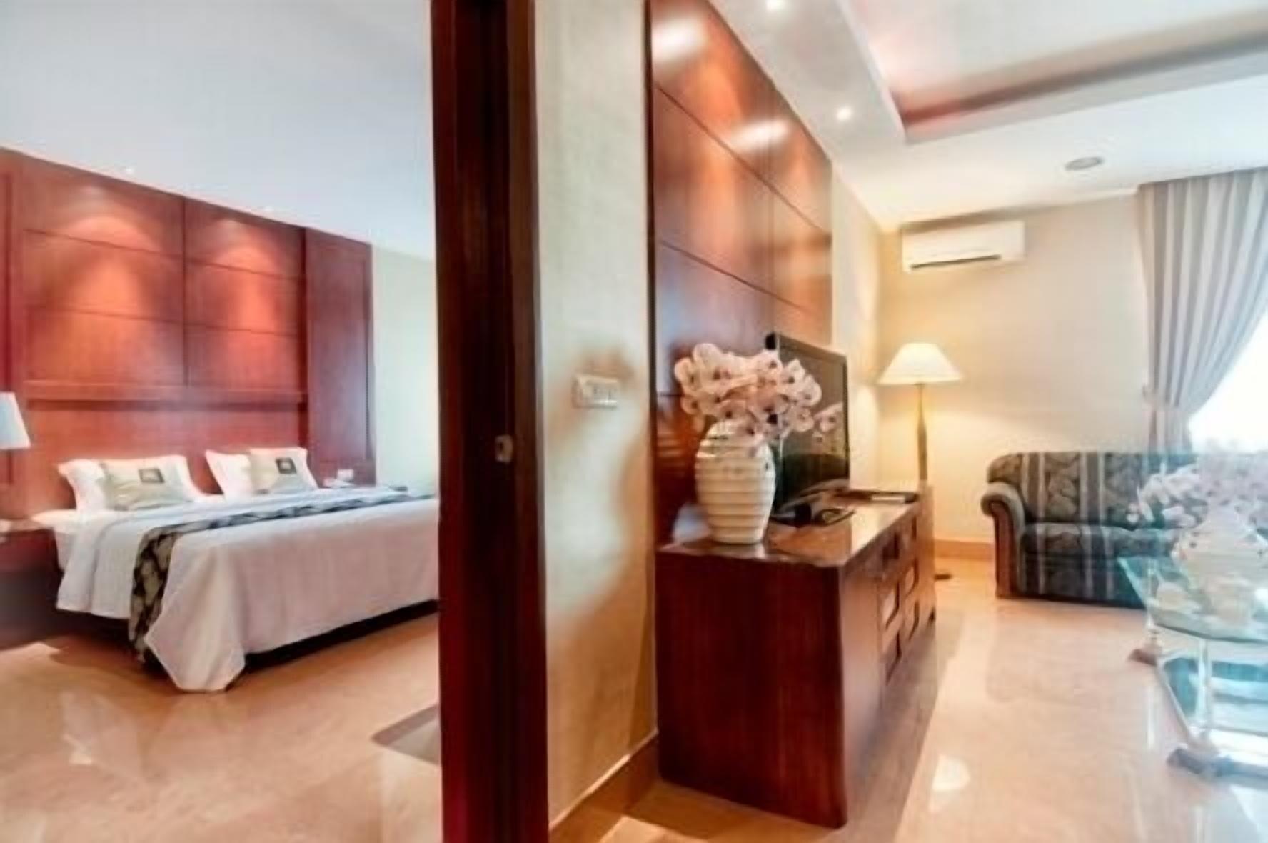 Grand Sakura Hotel Medan Exterior photo