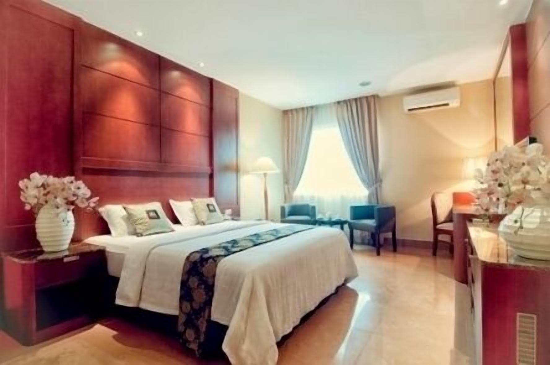 Grand Sakura Hotel Medan Exterior photo
