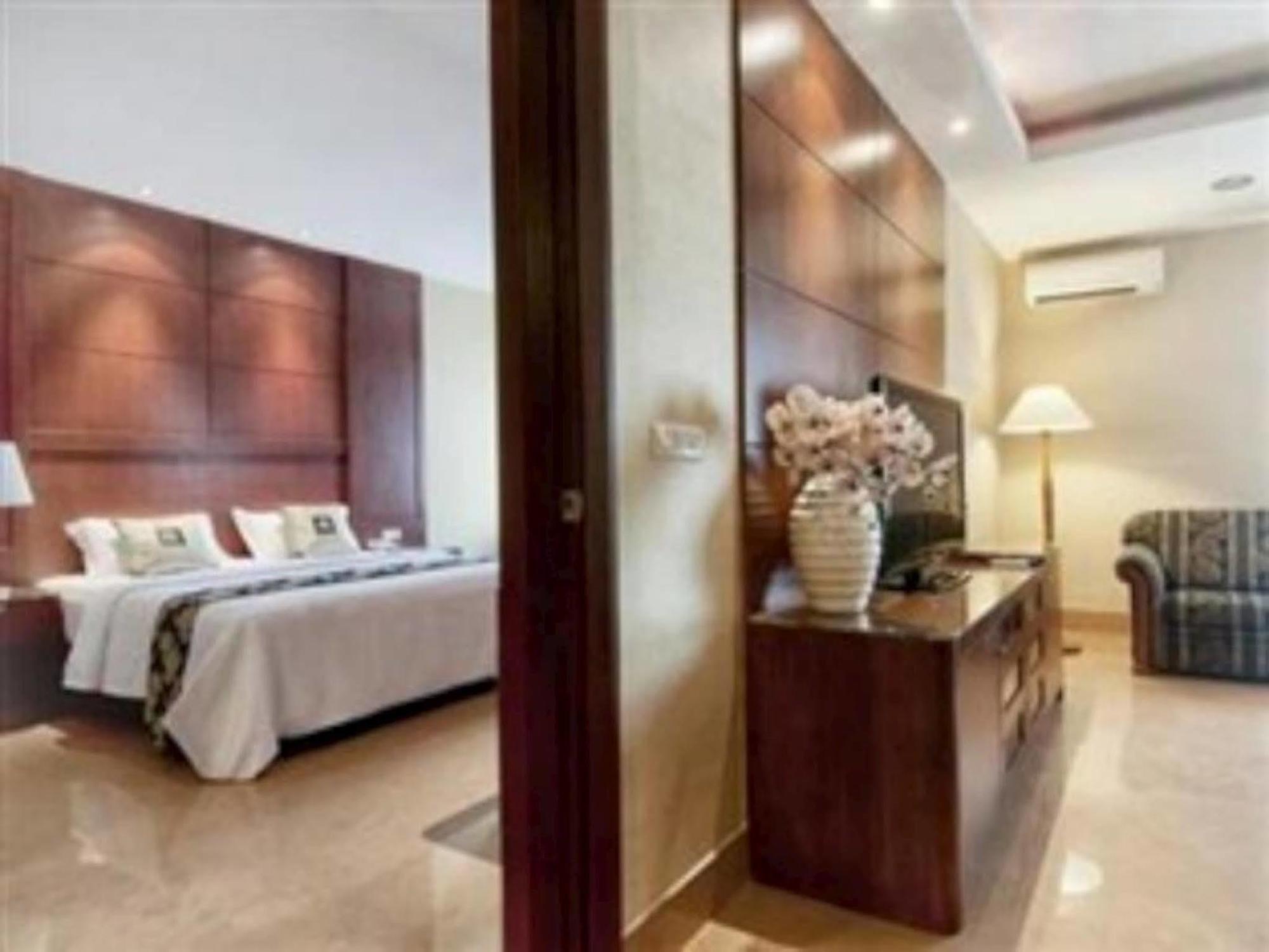 Grand Sakura Hotel Medan Exterior photo