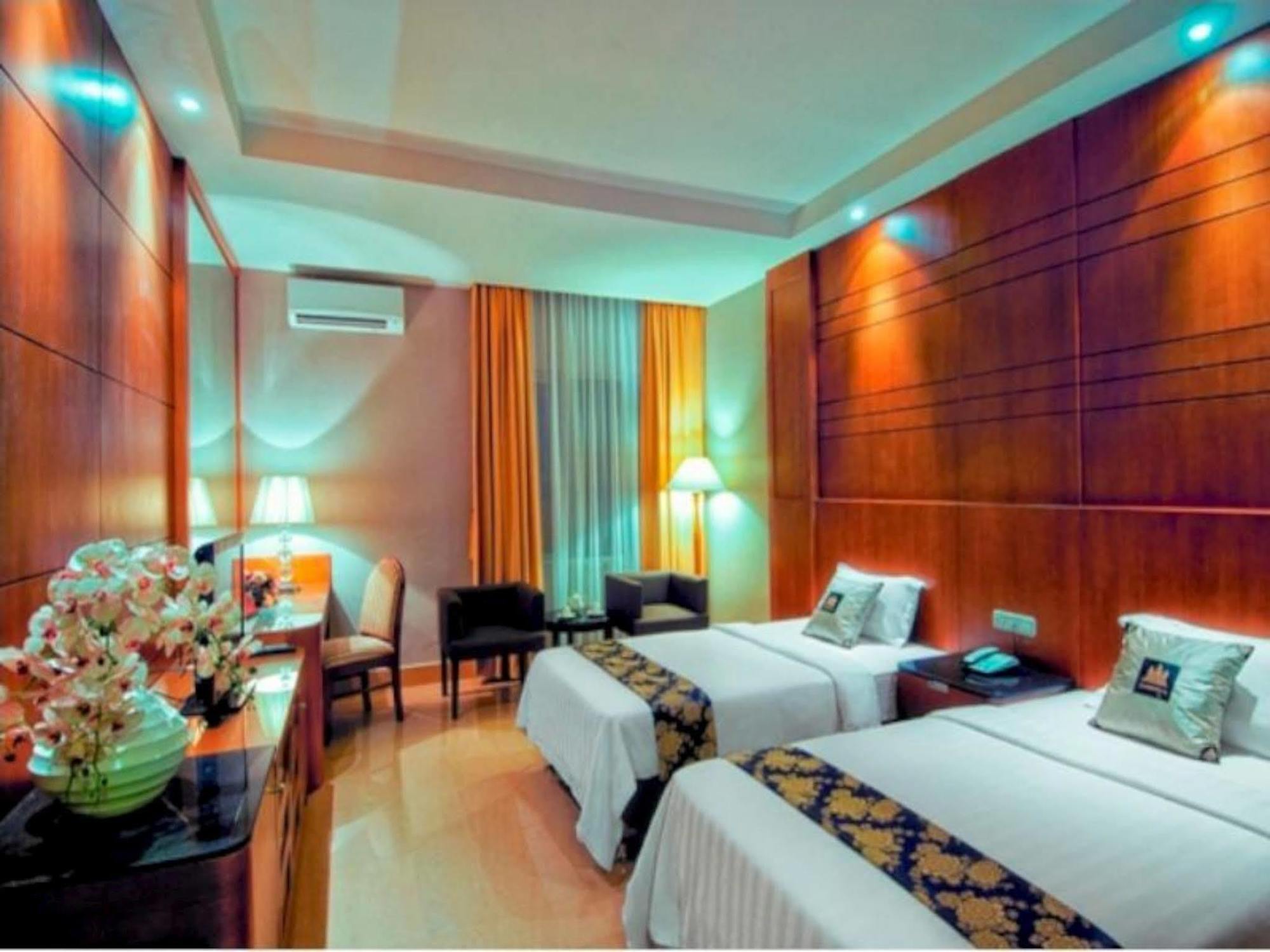 Grand Sakura Hotel Medan Exterior photo